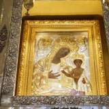 Alla Madonna di Costantinopoli,  rivestita di "riza" d'argento, � dedicato un altarino...